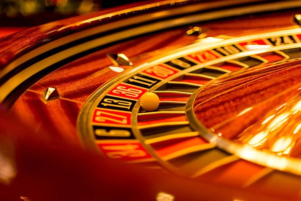Live roulette croupier spinning the wheel at mister hoki